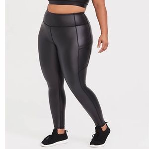 TORRID BLACK COATED ACTIVE LEGGING WITH POCKETS